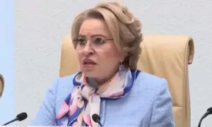 В Китае упала огромная статуя императора