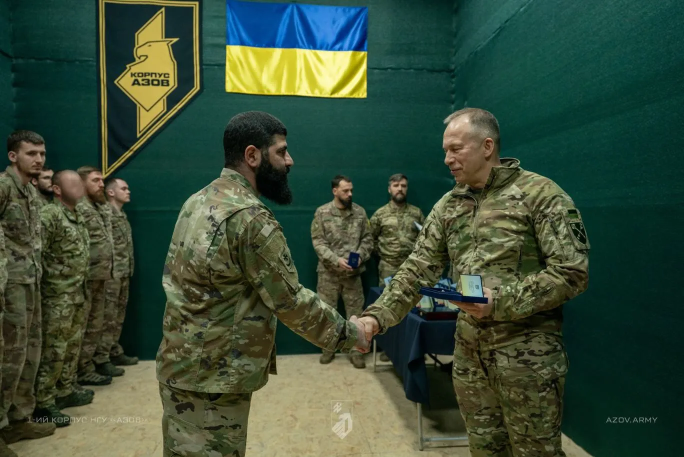 Сирський відзначив воїнів «Азову» і заслухав командирів