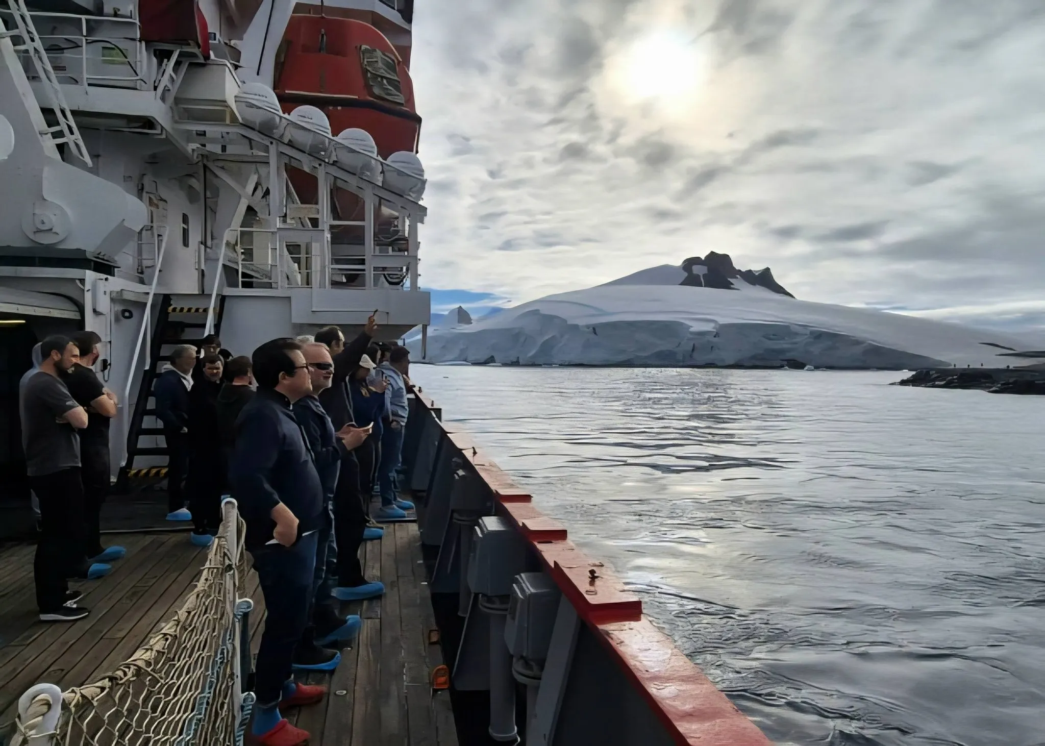 Український криголам «Ноосфера» відвіз в Антарктиду британських полярників