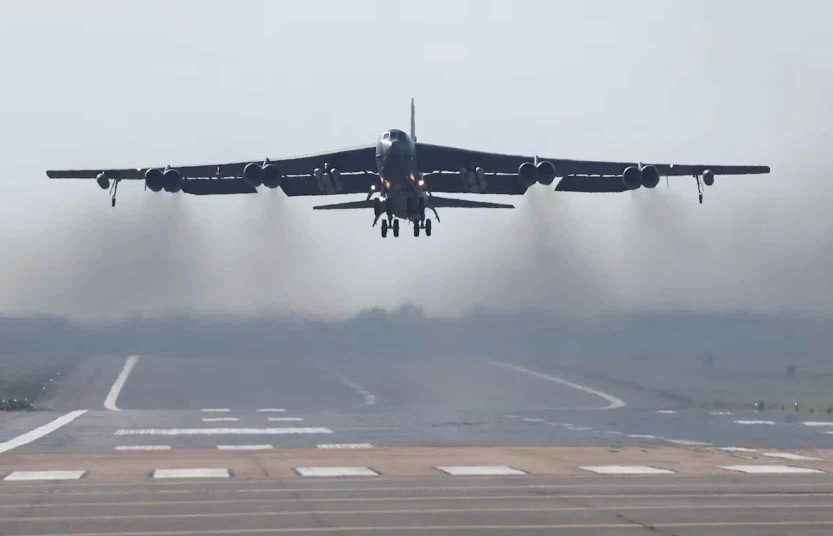 Бомбардувальники В-52 піднімаються в небо над Великобританією