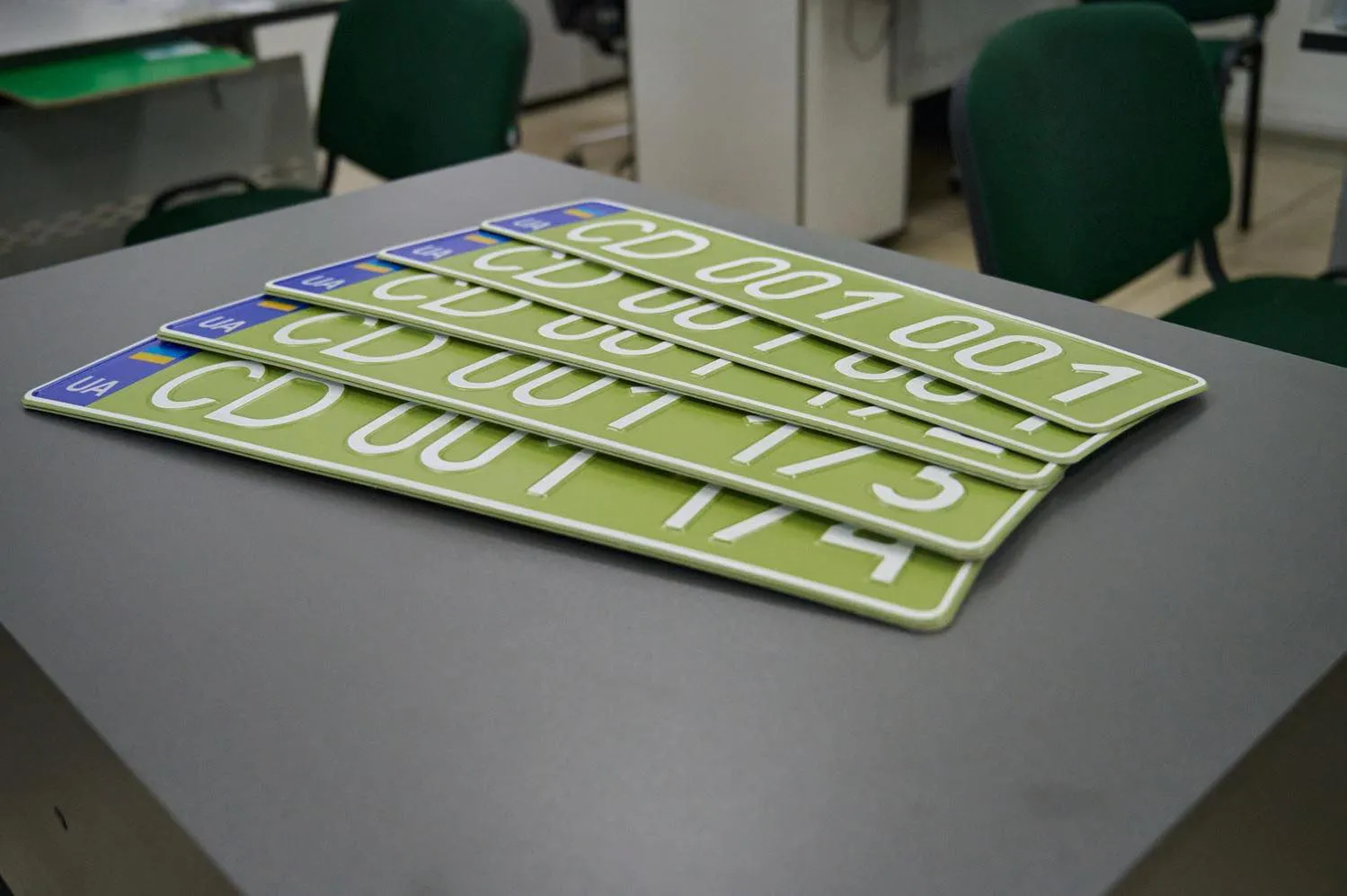 В Україні запровадили оливкові дипломатичні номерні знаки нового зразка