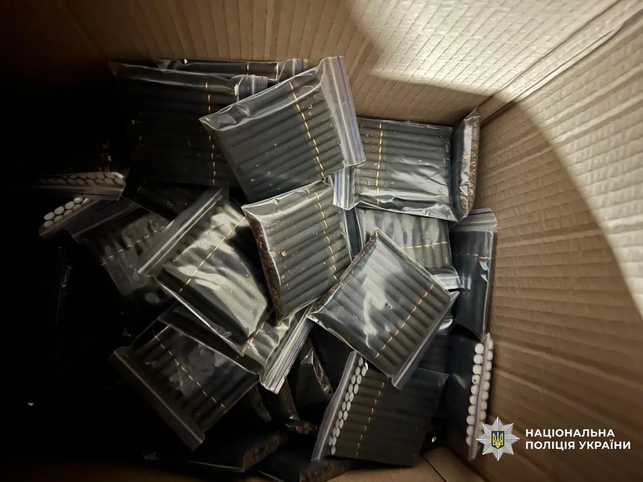У Херсоні виявили підпільню тютюнову фабрику