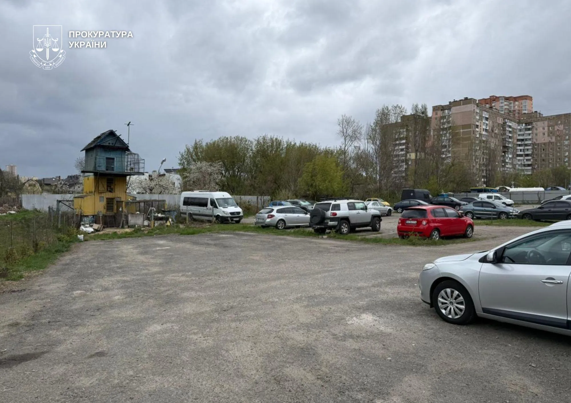 Суд зобов’язав знести голубник, через який намагалися захопити землю в Києві
