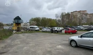 Кияни пропонують присвоїти почесну нагороду двірнику, який закрив дитину від куль