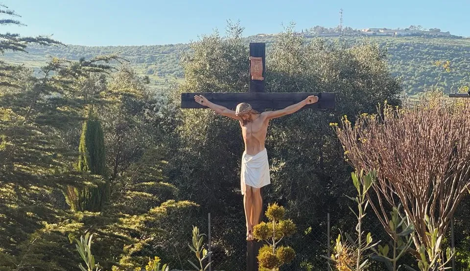 В Лівані італійські миротворці відновили знищене розп’яття Христа