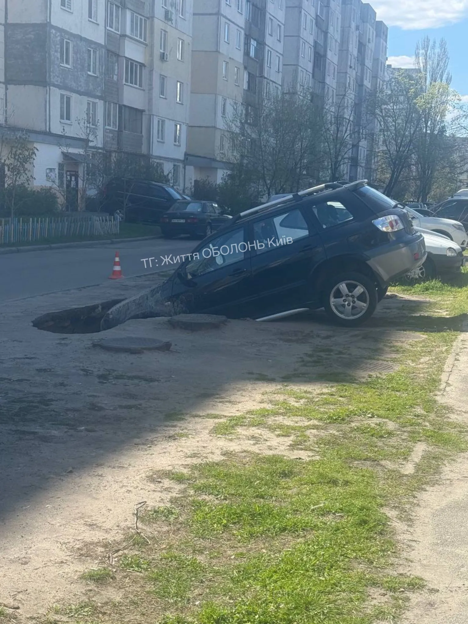 На Оболоні авто провалилося під асфальт – фото