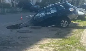 На Оболоні авто провалилося під асфальт – фото