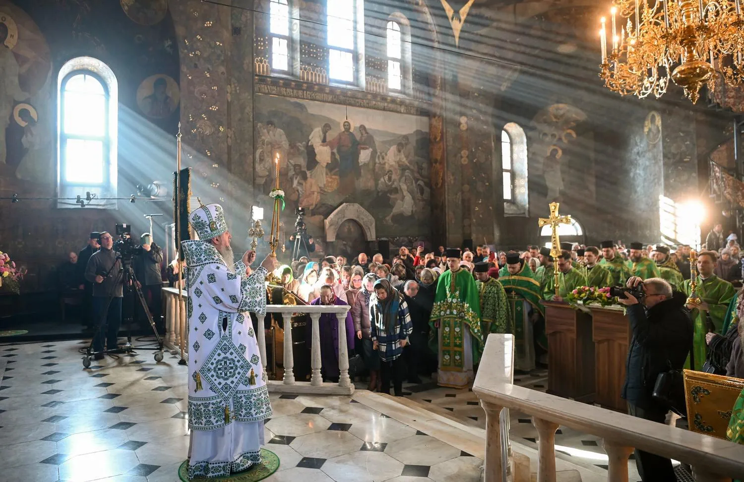 Епіфаній уперше звершив молитву у храмі над Ближніми печерами у Лаврі