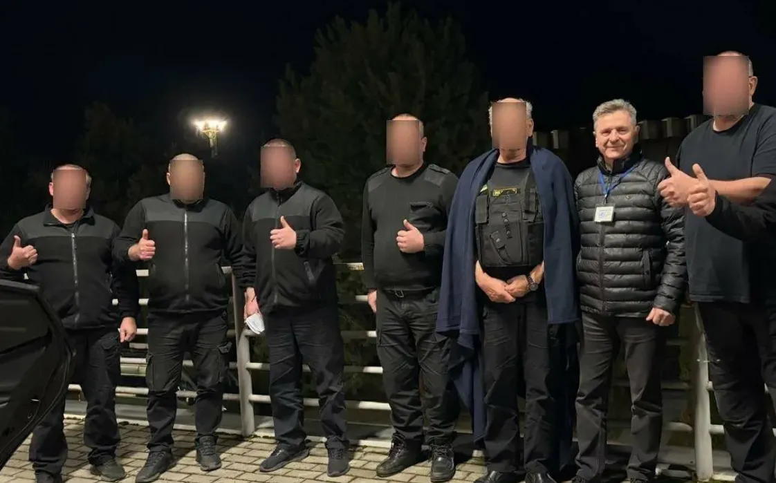 З кайданками і зав’язаними очима: з’явилися подробиці затримання українських інкасаторів в Угорщині