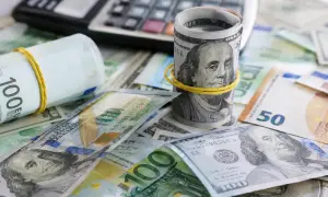 Dollar holds near weekly high ahead of Fed Chair Warsh’s speech