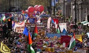 Відео: у Мілані літак протаранив офісну будівлю