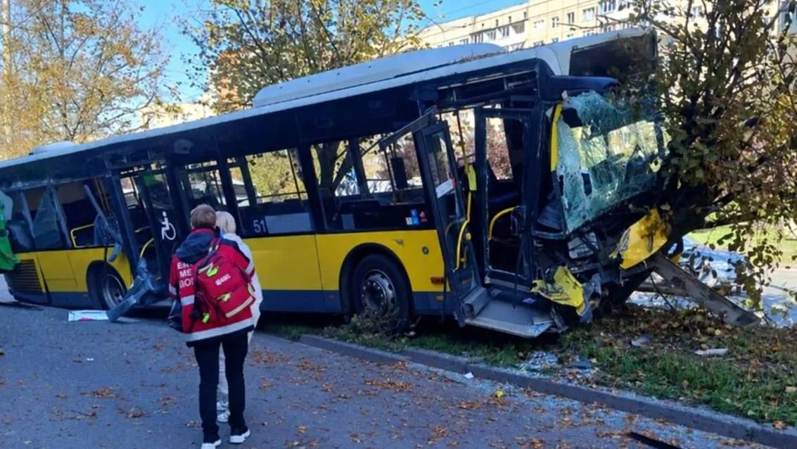 Во Львове маршрутка врезалась в дерево и припаркованные автомобили