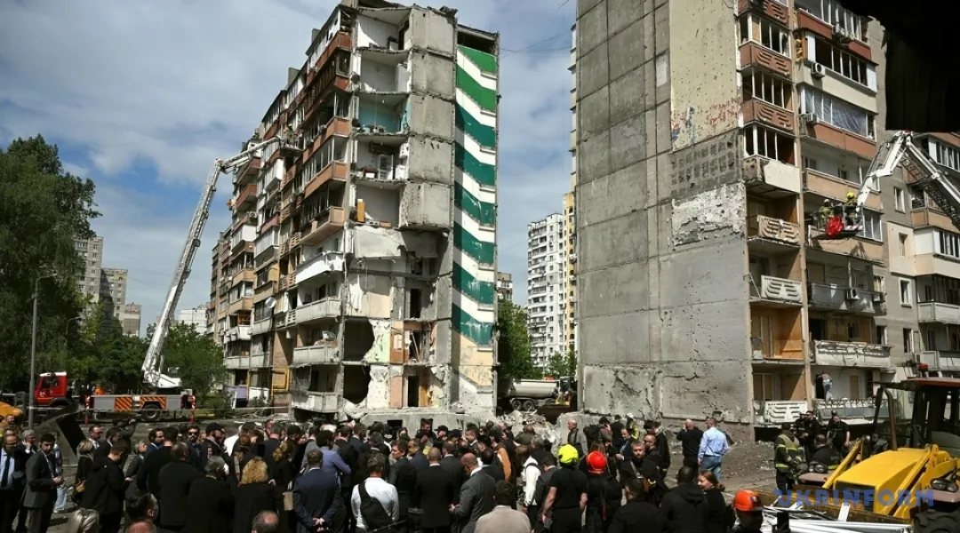 Іноземним дипломатам показали наслідки російського удару по багатоповерхівці в Києві
