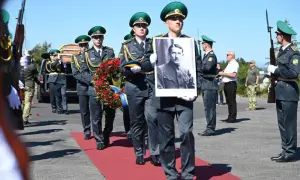 Президент Греции побывала на братской могиле в Буче