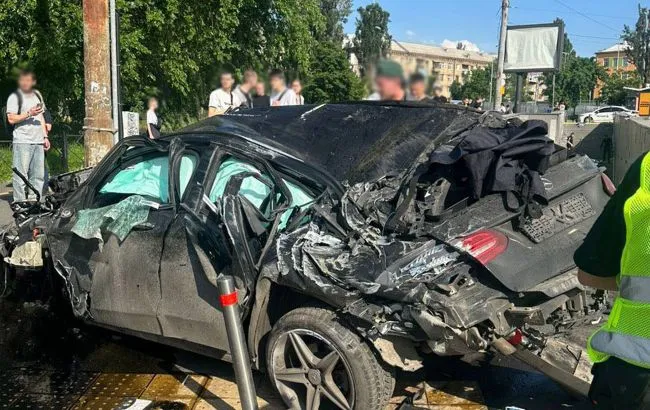 ВІДЕО: у Києві Mercedes на шаленій швидкості влетів у підземний перехід, є загиблі
