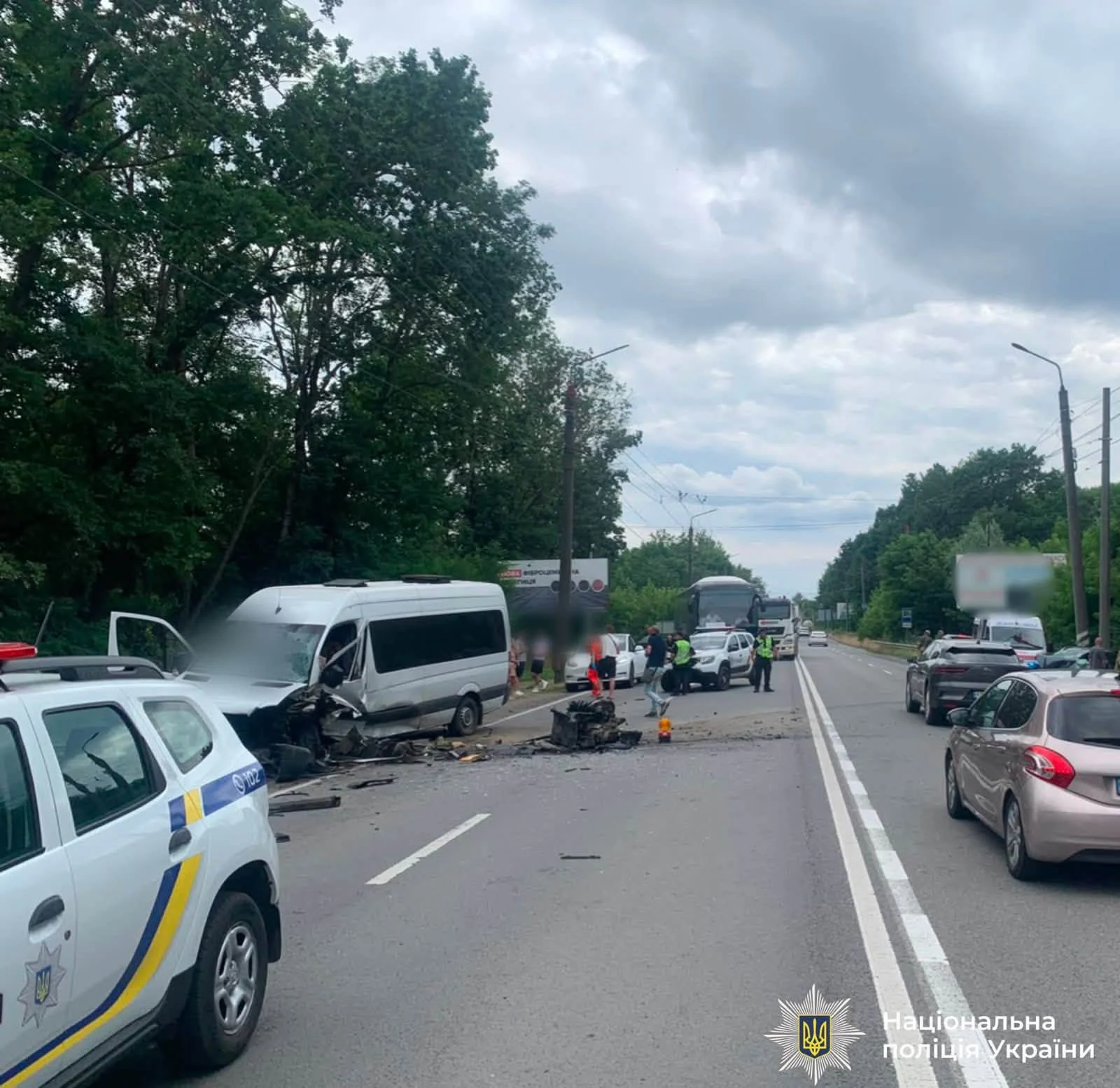 A minibus and a passenger car collided near Ivano-Frankivsk: 15 people injured