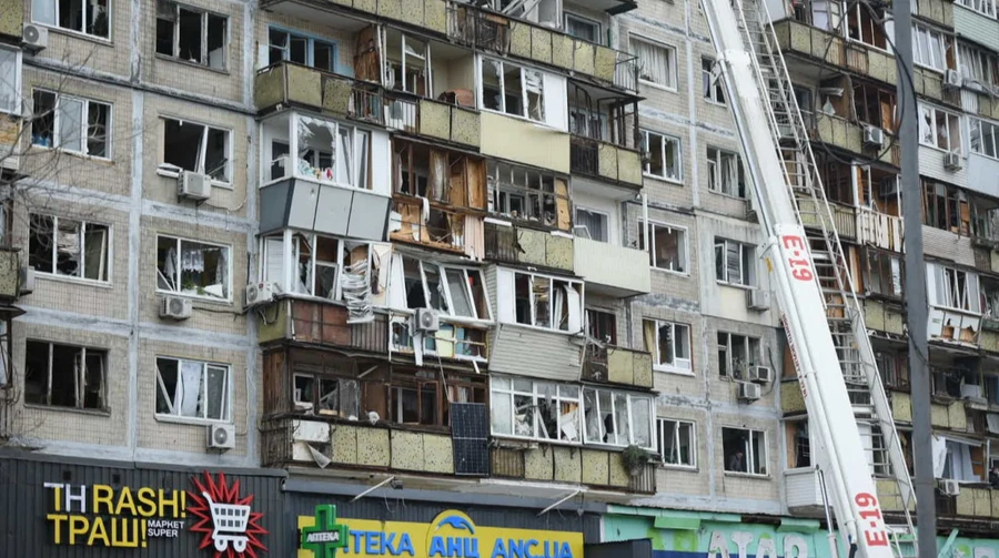 У Києві внаслідок ракетного удару на Харківському пошкоджено понад 600 вікон