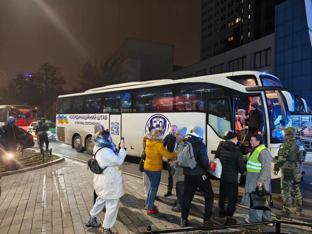 До Польщі та Литви доправили 109 звільнених білоруських політв’язнів