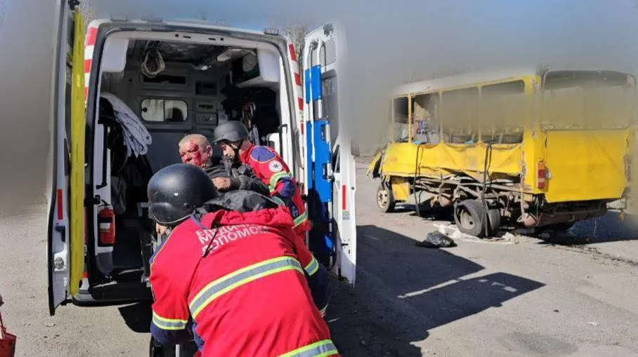 Росіяни дроном атакували маршрутку в Херсоні: поранені щонайменше восьмеро людей