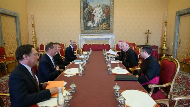 Макрон зустрівся з Папою Левом XIV і обговорив мир у світі