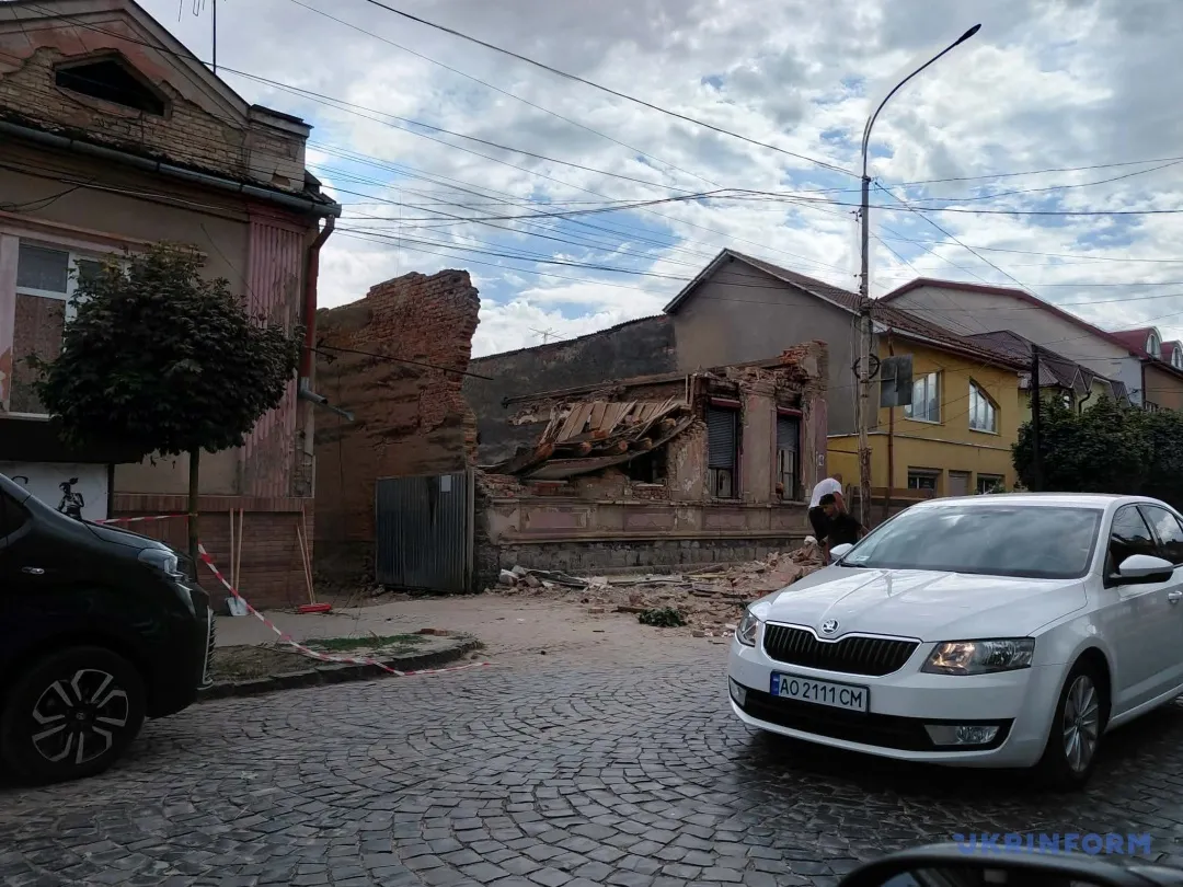 В центре Мукачево обрушился старый частный дом