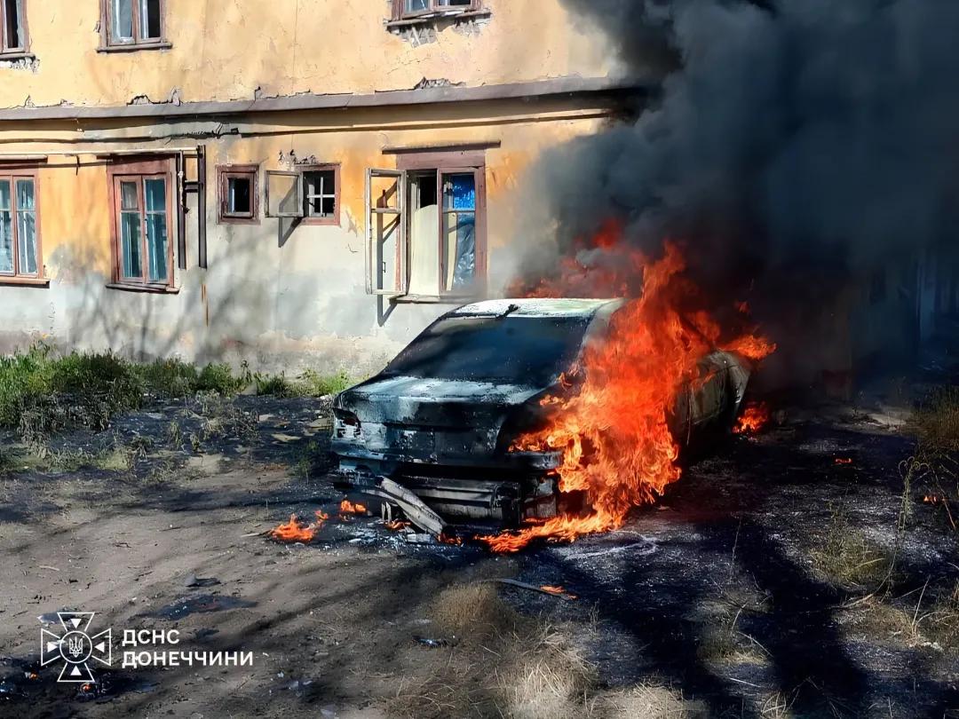 Росіяни FPV-дронами атакували два авто в Краматорську