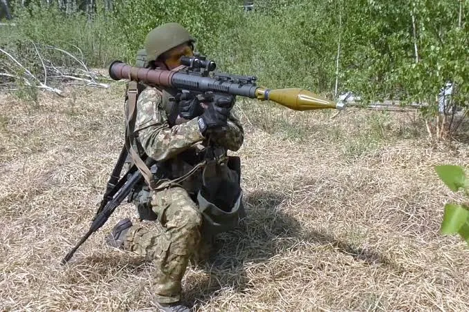 Video: Russian soldier fired an RPG at his own feet