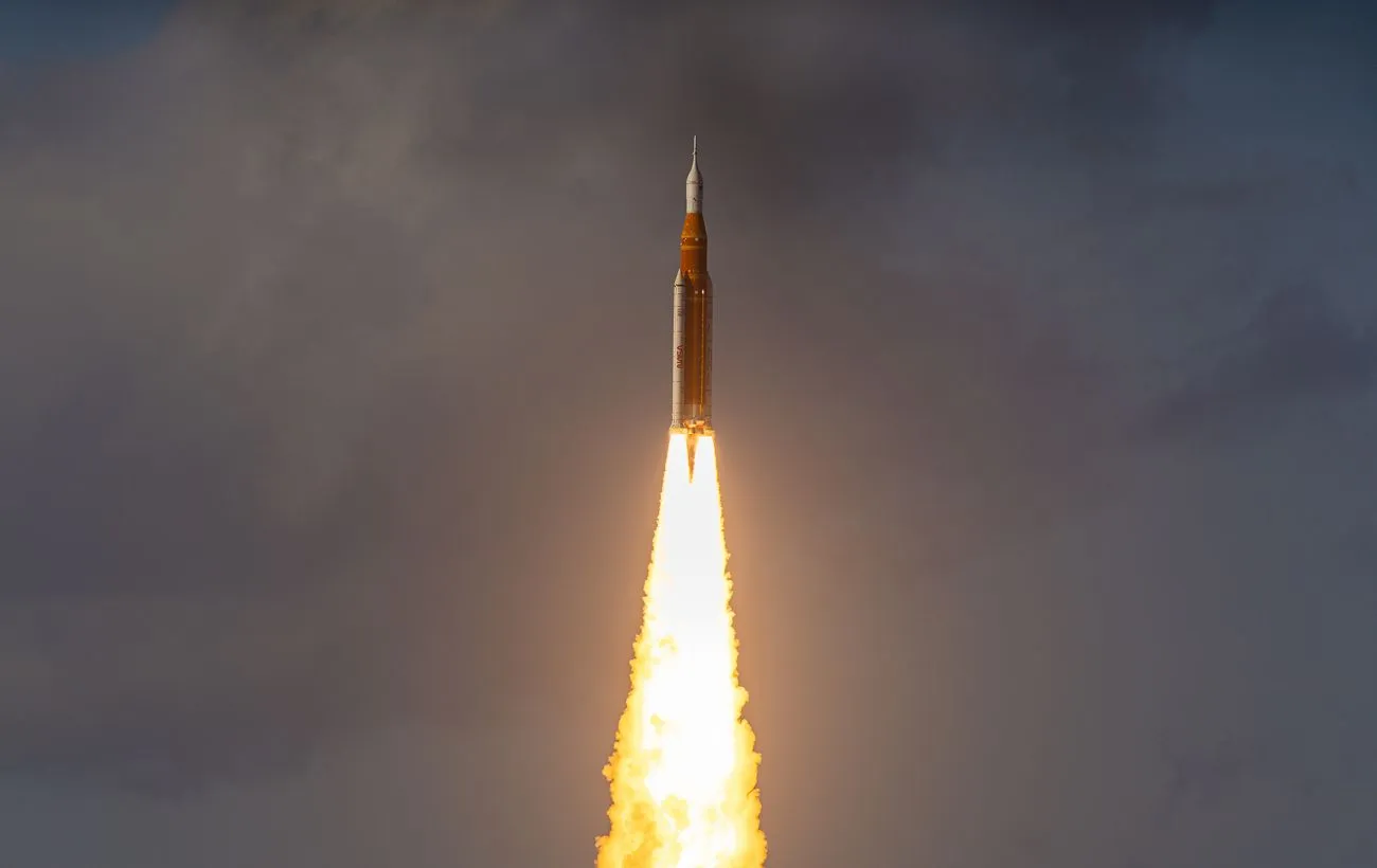 Оріон із екіпажем Артеміди II залишив орбіту Землі та прямує до Місяця