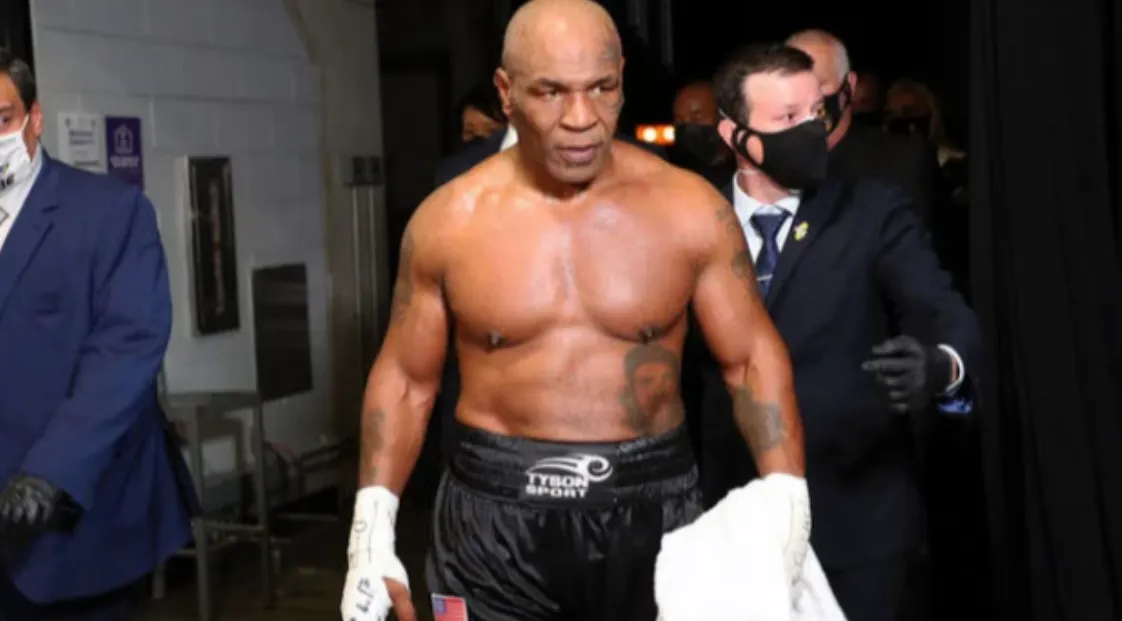 Майк Тайсон анонсував виставковий бій з Флойдом Мейвезером