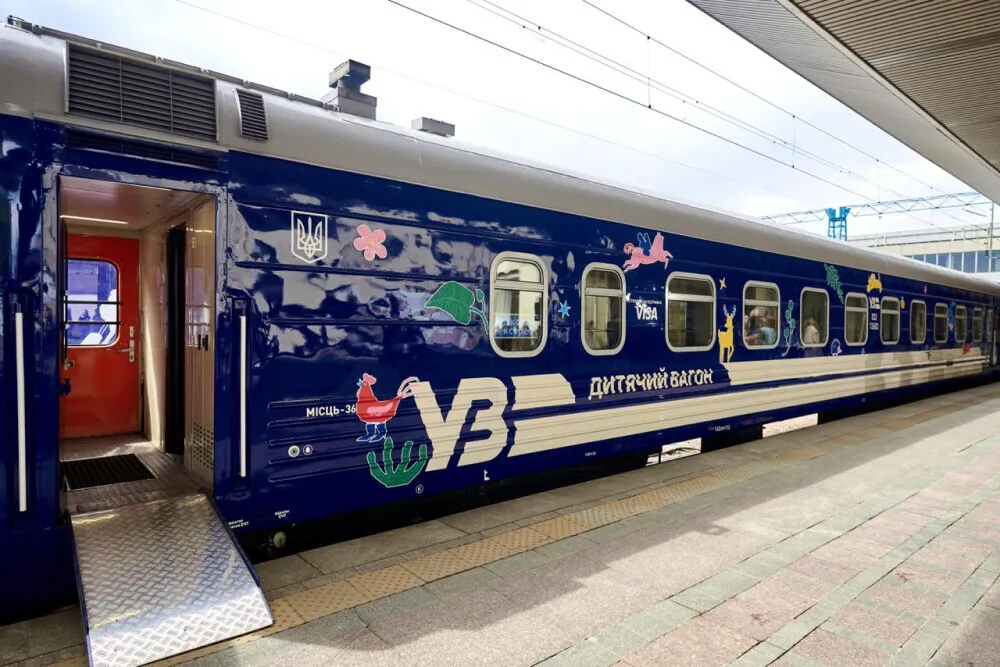 Укрзалізниця запустила дитячі вагони з казковою концепцією
