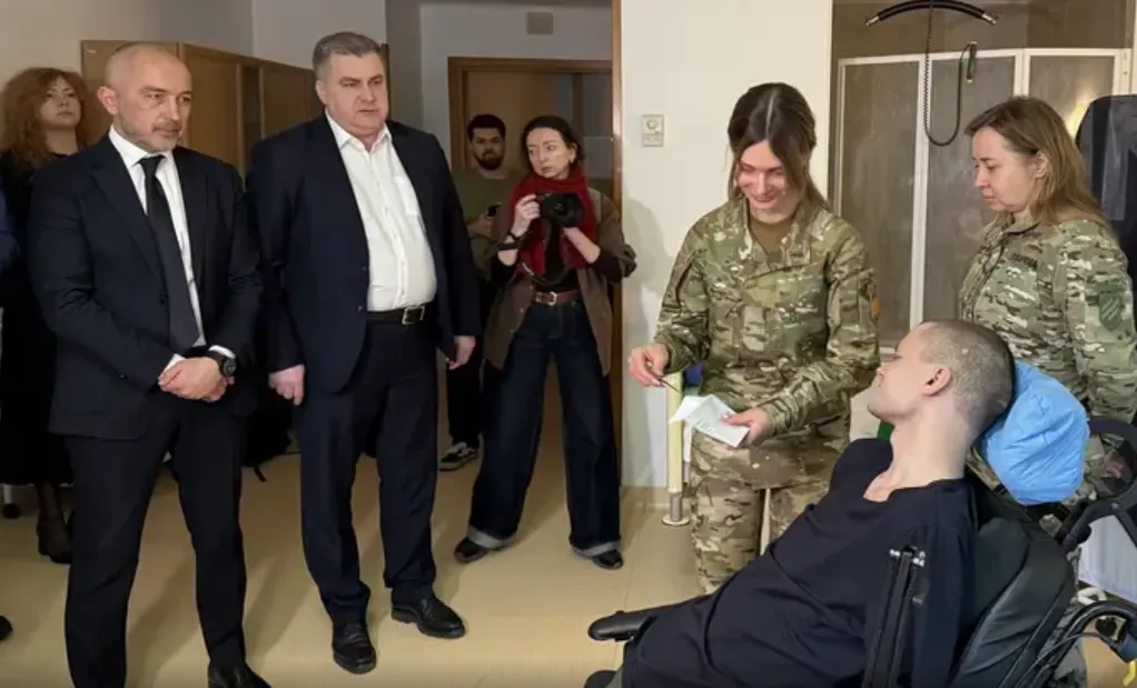 Пишний і топменеджер Приватбанку після скандалу особисто передали картки ветерану в лікарні