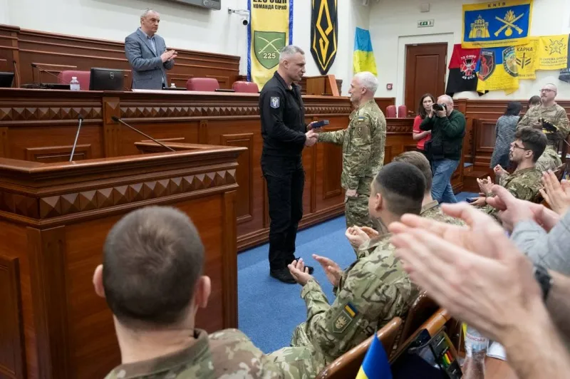 Кличко наградил бойцов «Азова» по случаю Дня Национальной гвардии