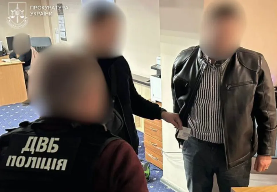 У Києві викрили схему перереєстрації авто поза чергою