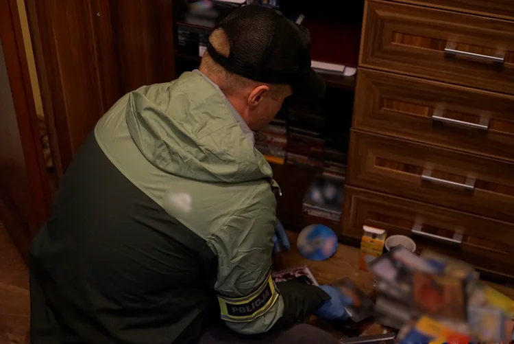 У Польщі затримали чоловіка, який розповсюджував дитячу порнографію серед українок