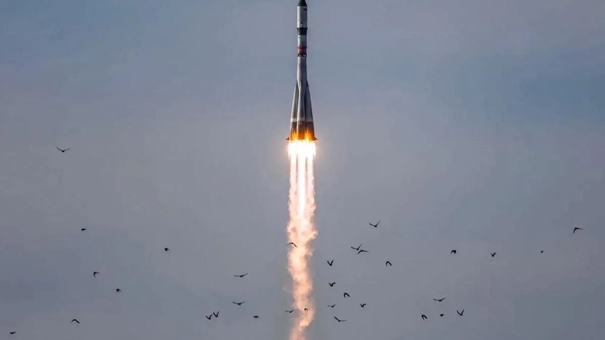 рф запустила ракету Союз з військовим супутником та пропагандистським символом