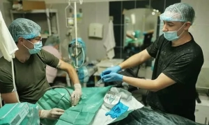 Колишній міністр охорони здоров’я Литви відвідав Україну, допомагаючи медикам на фронті