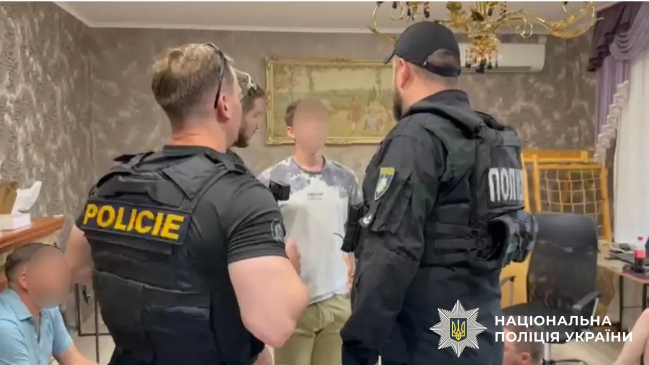 Україна передала Чехії учасника мережі шахрайських кол-центрів Україна передала Чехії учасника мережі шахрайських кол-центрів