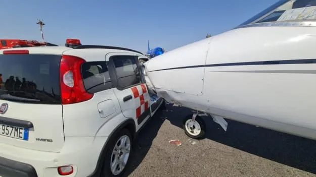 Видео: в Милане автомобиль столкнулся с частным самолетом на территории аэропорта