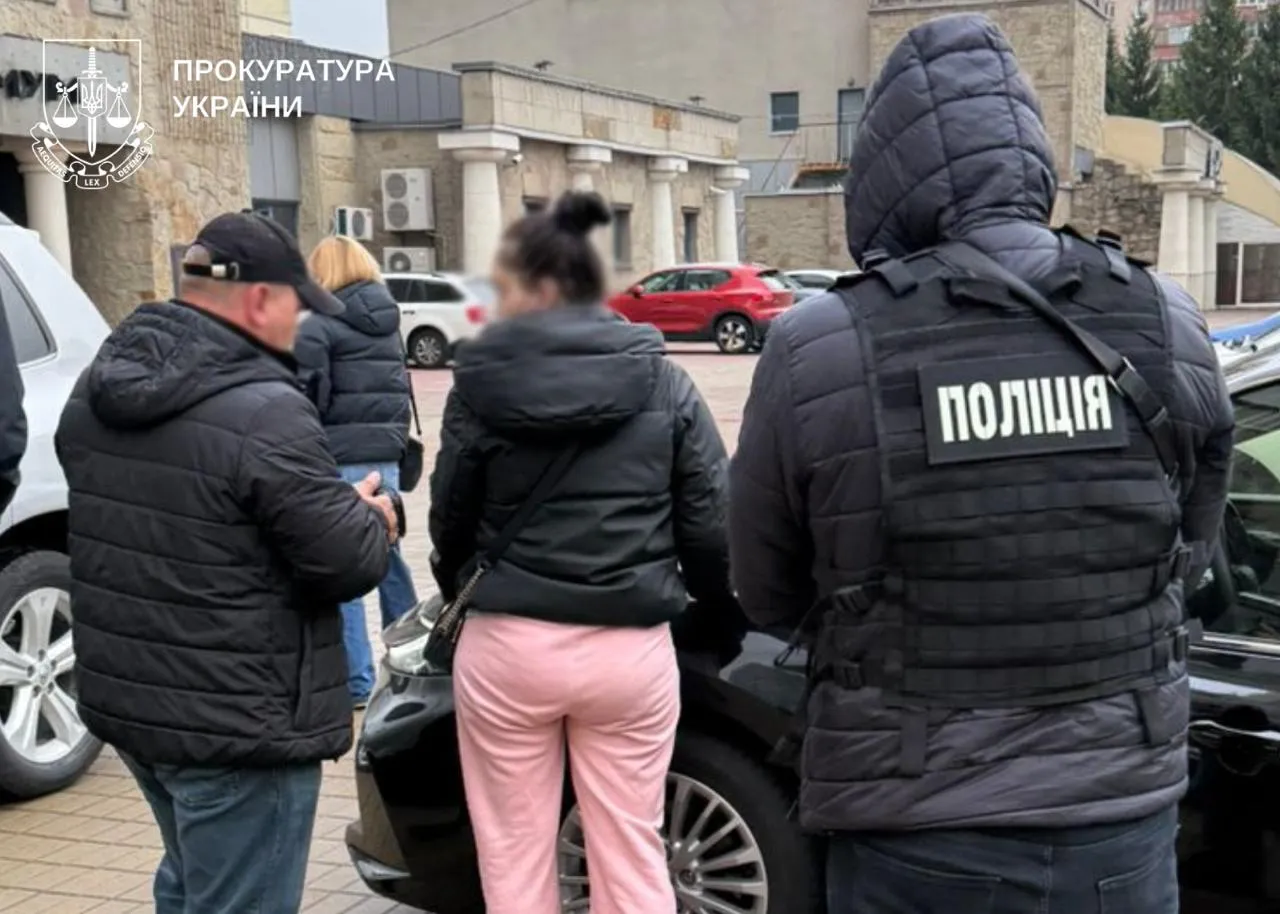 У Києві затримали жінку, яка обіцяла за $18 000 «виключити» чоловіка з військового обліку