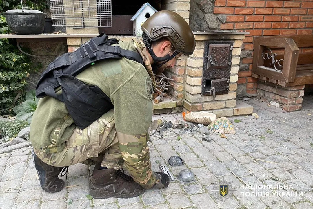 У Кременчуці виявили уламки ракети рф з можливою касетною бойовою частиною У Кременчуці виявили уламки ракети рф з можливою касетною бойовою частиною