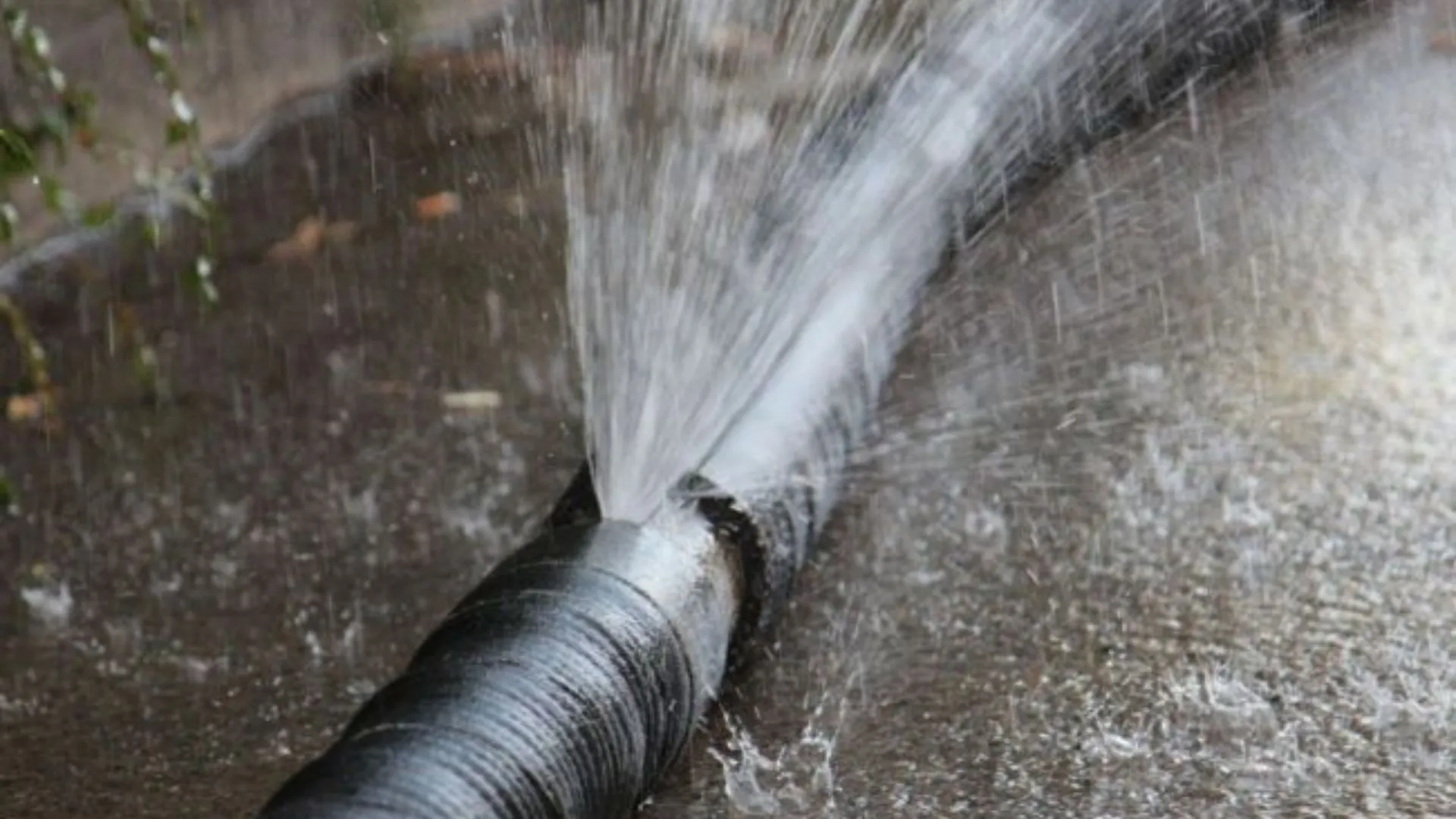 У будівлі Міненерго прорвало каналізацію в підвалі