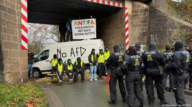 Масові протести проходять в Гіссені через з’їзд молодіжного крила «АдН» — DW