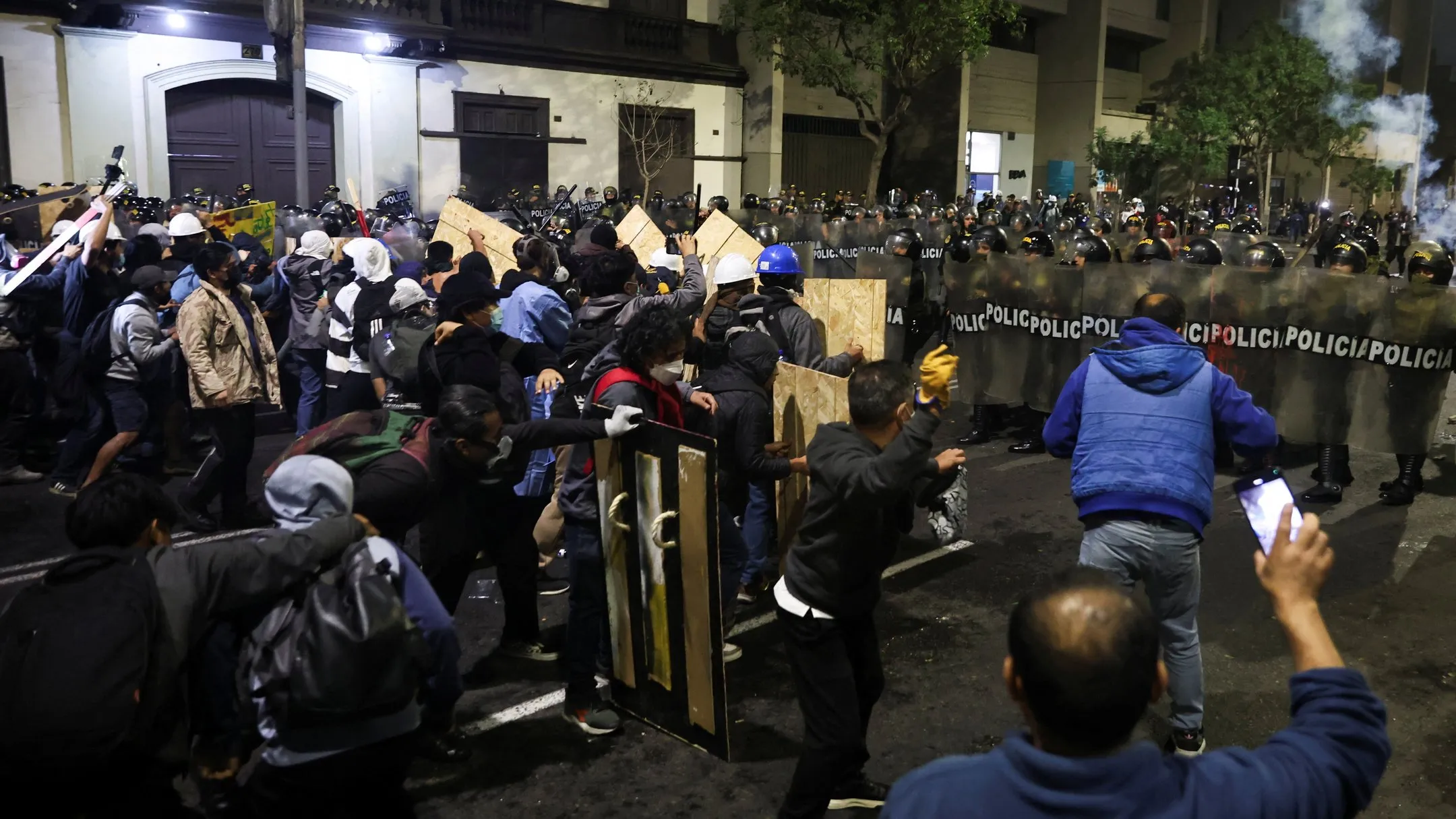 Протести в Перу: загинув чоловік, десятки поранених після усунення президентки Болуарте