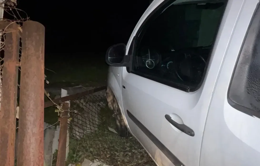 На Київщині п’яний чоловік викрав авто та розбив його в паркан
