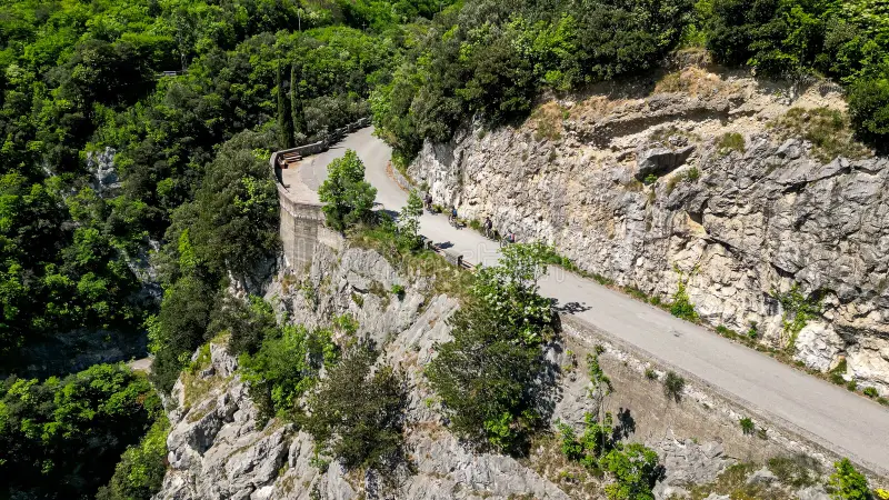 У Франції пенсіонер вижив після падіння з 40-метрової скелі