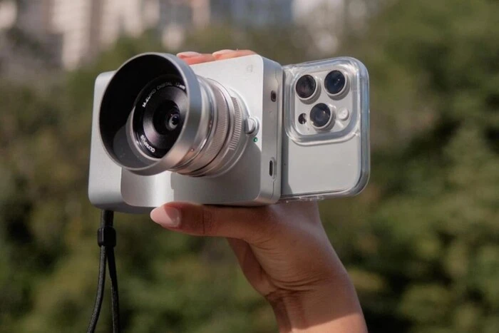 До iPhone під’єднали «профкамеру» Caira: мінімум кнопок, максимум можливостей