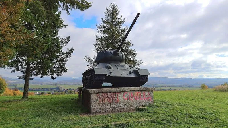 «Rosjanie — ohydni»: w Słowacji pomalowano pomnik Słowackiego Powstania Narodowego