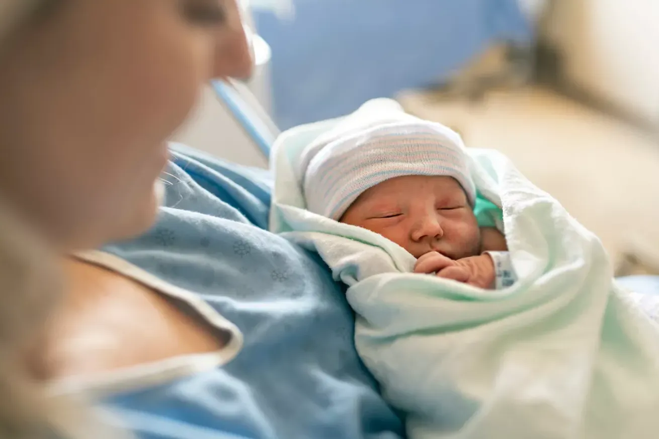 У Франції відклали запуск нової відпустки по догляду за дитиною