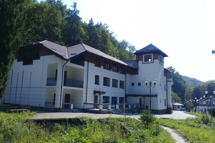 ДБР перевіряє передачу землі мисливському клубу Шуфрича на Закарпатті ДБР перевіряє передачу землі мисливському клубу Шуфрича на Закарпатті