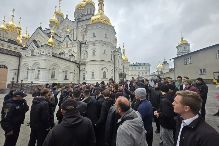 Нацполіція ідентифікувала осіб, які перешкоджали обшукам у Почаївській лаврі Нацполіція ідентифікувала осіб, які перешкоджали обшукам у Почаївській лаврі